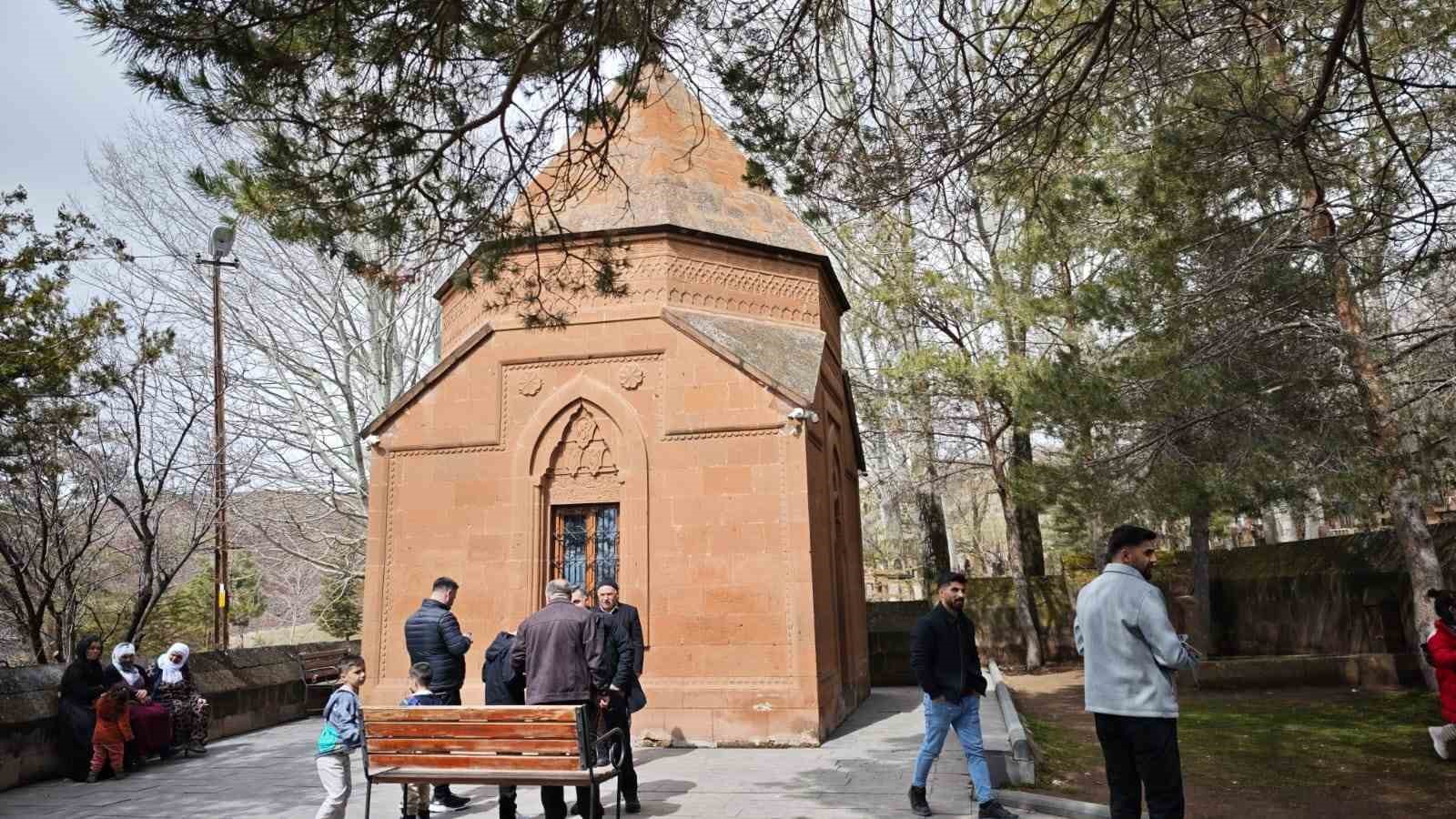 Ahlat’taki türbeye bayramda ziyaretçi akını
Ahlat’taki türbeye bayramda ziyaretçi akını