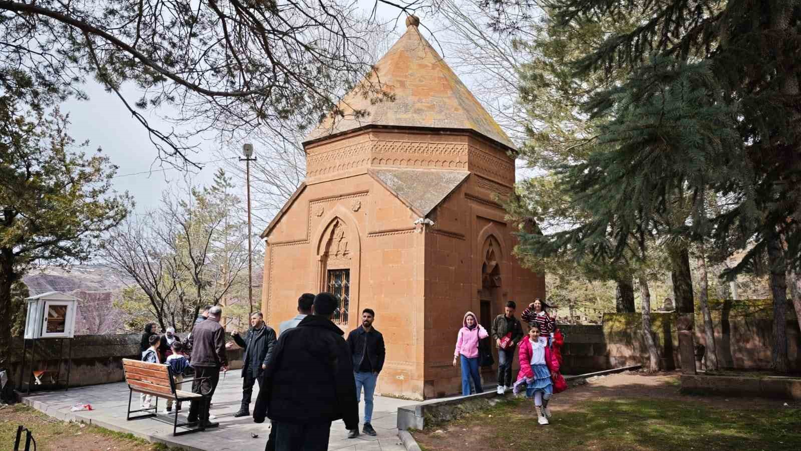 Ahlat’taki türbeye bayramda ziyaretçi akını
Ahlat’taki türbeye bayramda ziyaretçi akını