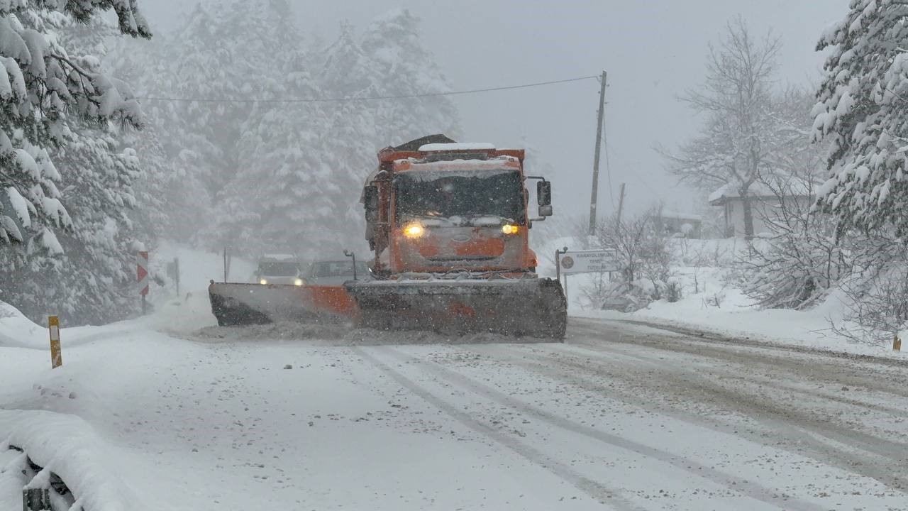 Ahmetusta geçidi’nde kar mesaisi: Ekipler seferber oldu

