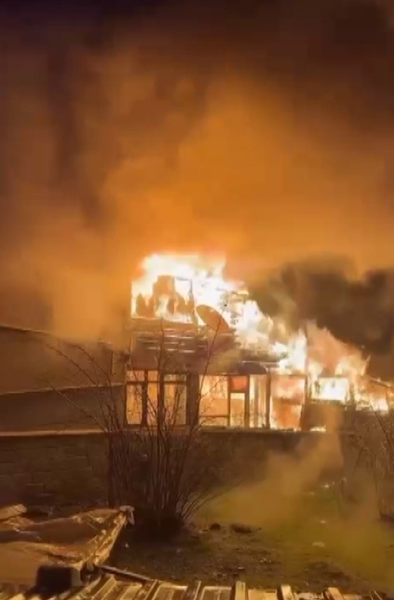 Ahşap ev alev topuna döndü
