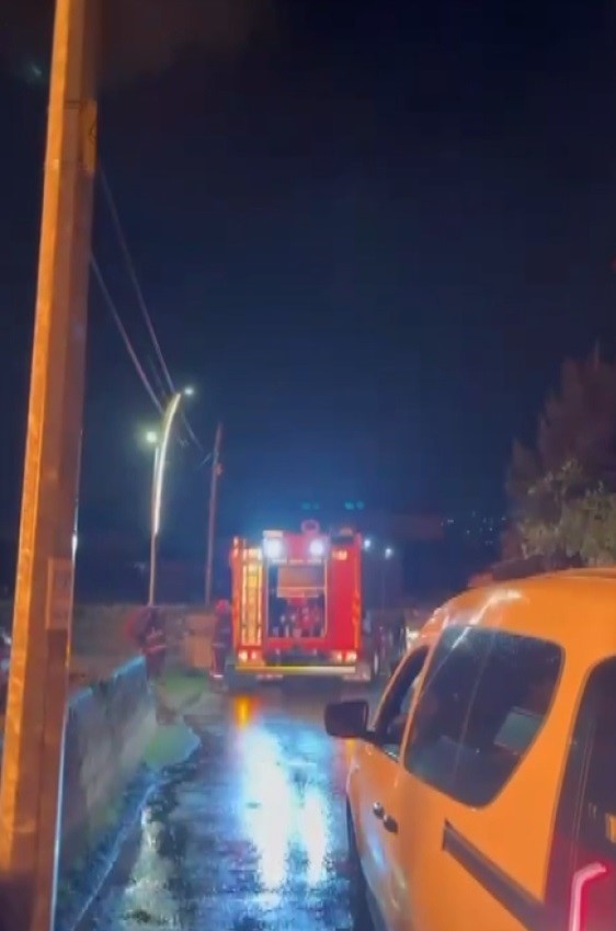 Ahşap ev alev topuna döndü
