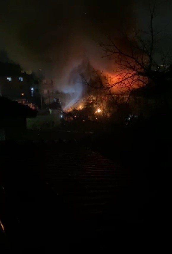 Ahşap ev alev topuna döndü
