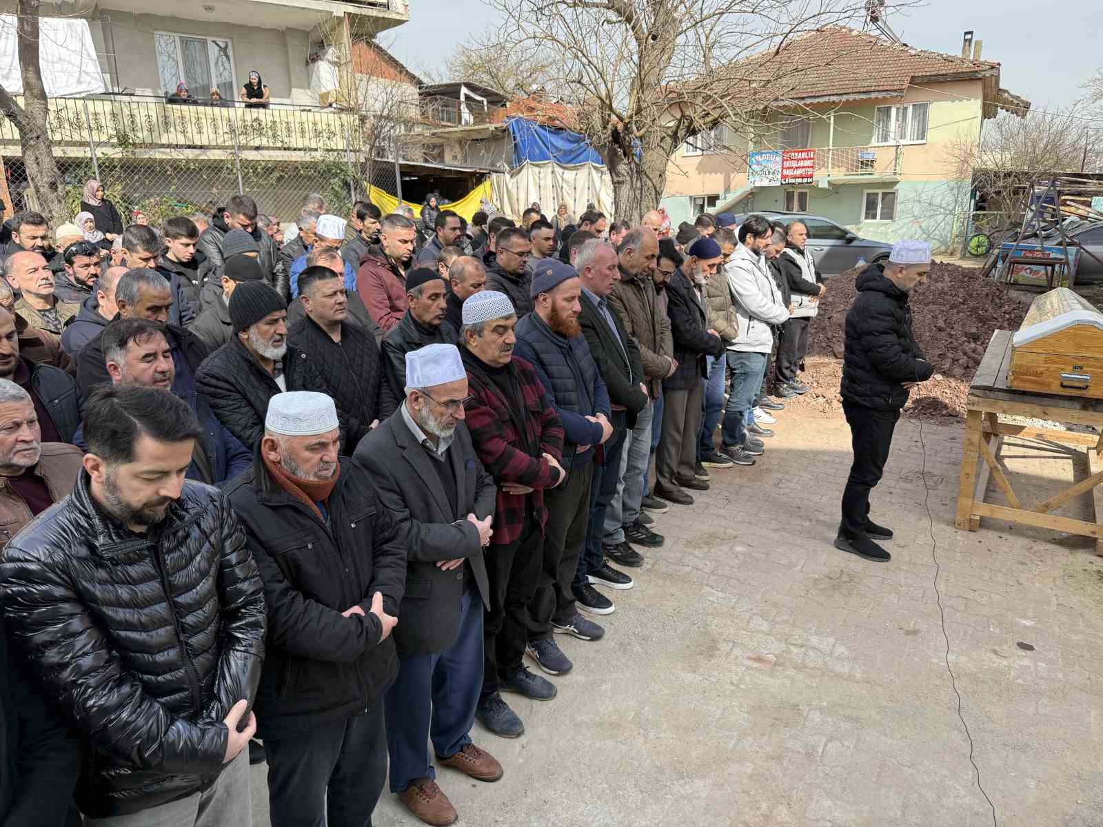 Ahşap evdeki yangında hayatını kaybeden bedensel engelli kişi toprağa verildi
