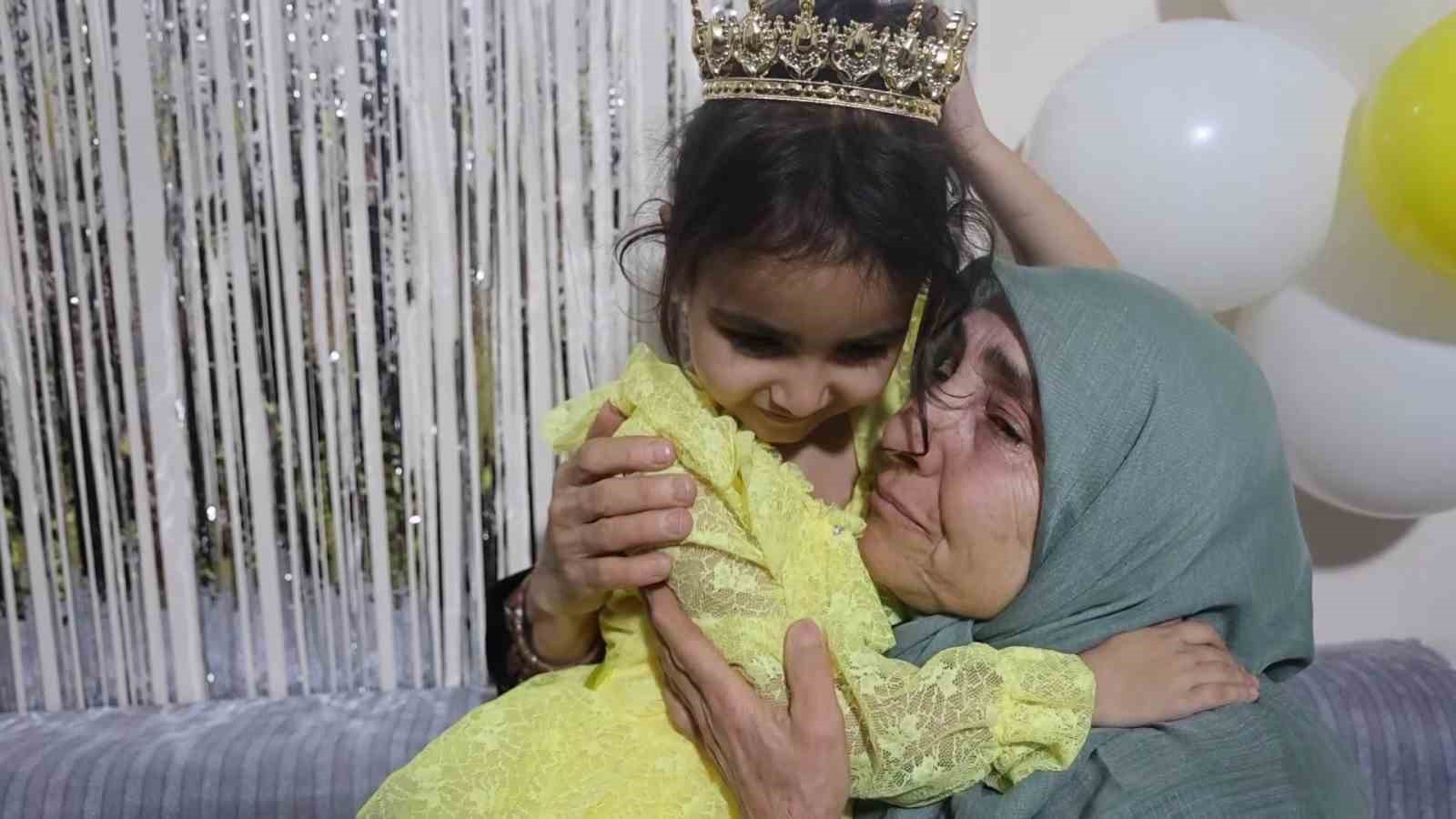 Aile fotoğrafından geriye tek kalan Alye’nin doğum gününde babaannesi gözyaşlarına boğuldu
Aile fotoğrafından geriye tek kalan Alye’nin doğum gününde babaannesi gözyaşlarına boğuldu