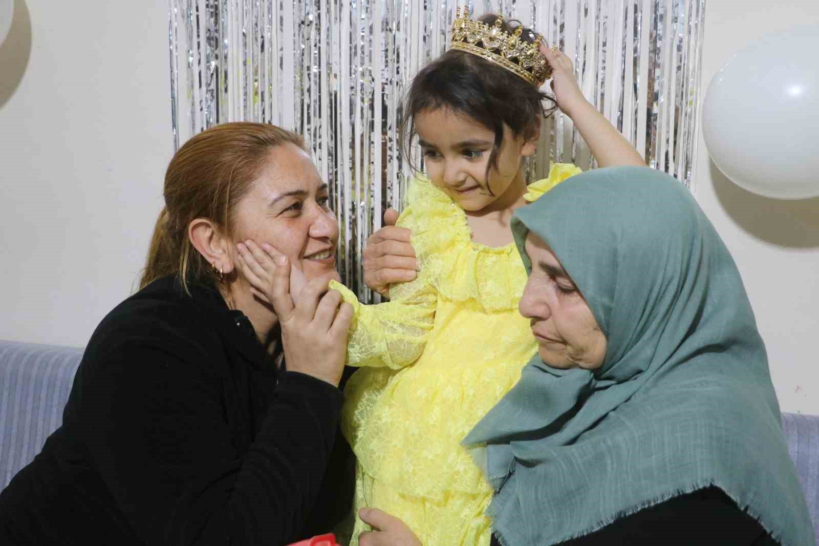 Aile fotoğrafından geriye tek kalan Alye’nin doğum gününde babaannesi gözyaşlarına boğuldu
Aile fotoğrafından geriye tek kalan Alye’nin doğum gününde babaannesi gözyaşlarına boğuldu