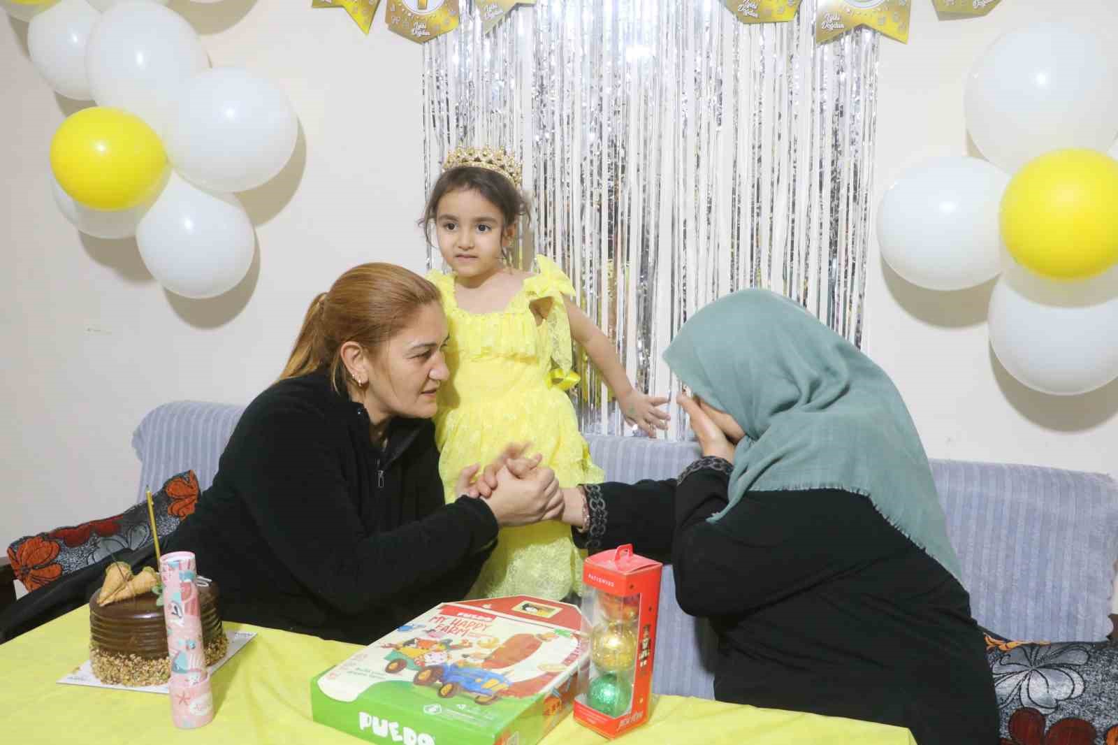 Aile fotoğrafından geriye tek kalan Alye’nin doğum gününde babaannesi gözyaşlarına boğuldu
Aile fotoğrafından geriye tek kalan Alye’nin doğum gününde babaannesi gözyaşlarına boğuldu