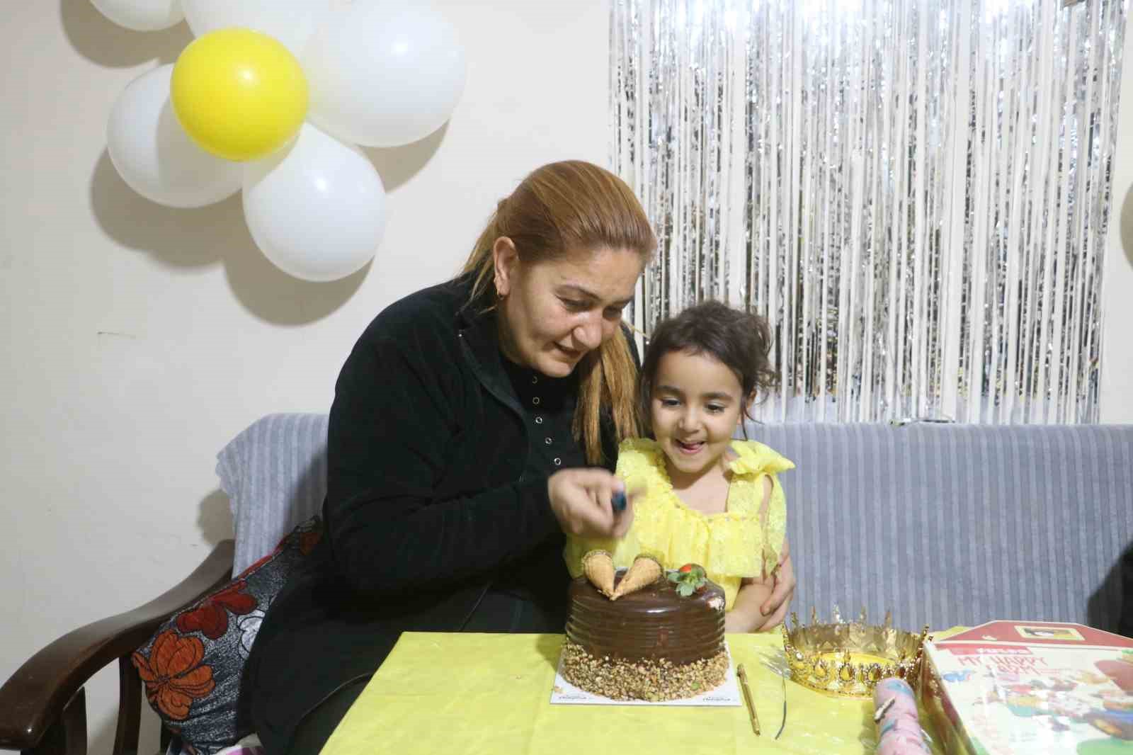 Aile fotoğrafından geriye tek kalan Alye’nin doğum gününde babaannesi gözyaşlarına boğuldu
Aile fotoğrafından geriye tek kalan Alye’nin doğum gününde babaannesi gözyaşlarına boğuldu