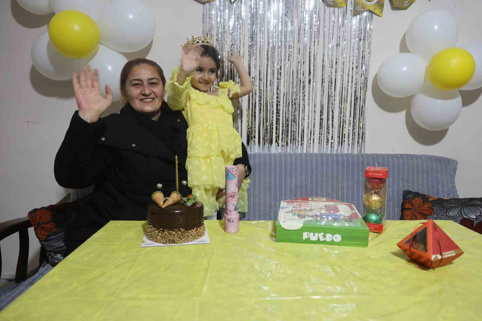 Aile fotoğrafından geriye tek kalan Alye’nin doğum gününde babaannesi gözyaşlarına boğuldu
Aile fotoğrafından geriye tek kalan Alye’nin doğum gününde babaannesi gözyaşlarına boğuldu