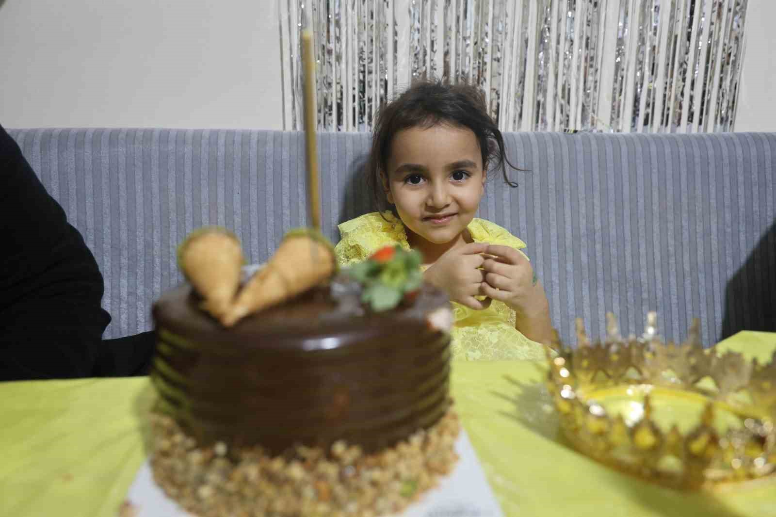 Aile fotoğrafından geriye tek kalan Alye’nin doğum gününde babaannesi gözyaşlarına boğuldu
Aile fotoğrafından geriye tek kalan Alye’nin doğum gününde babaannesi gözyaşlarına boğuldu