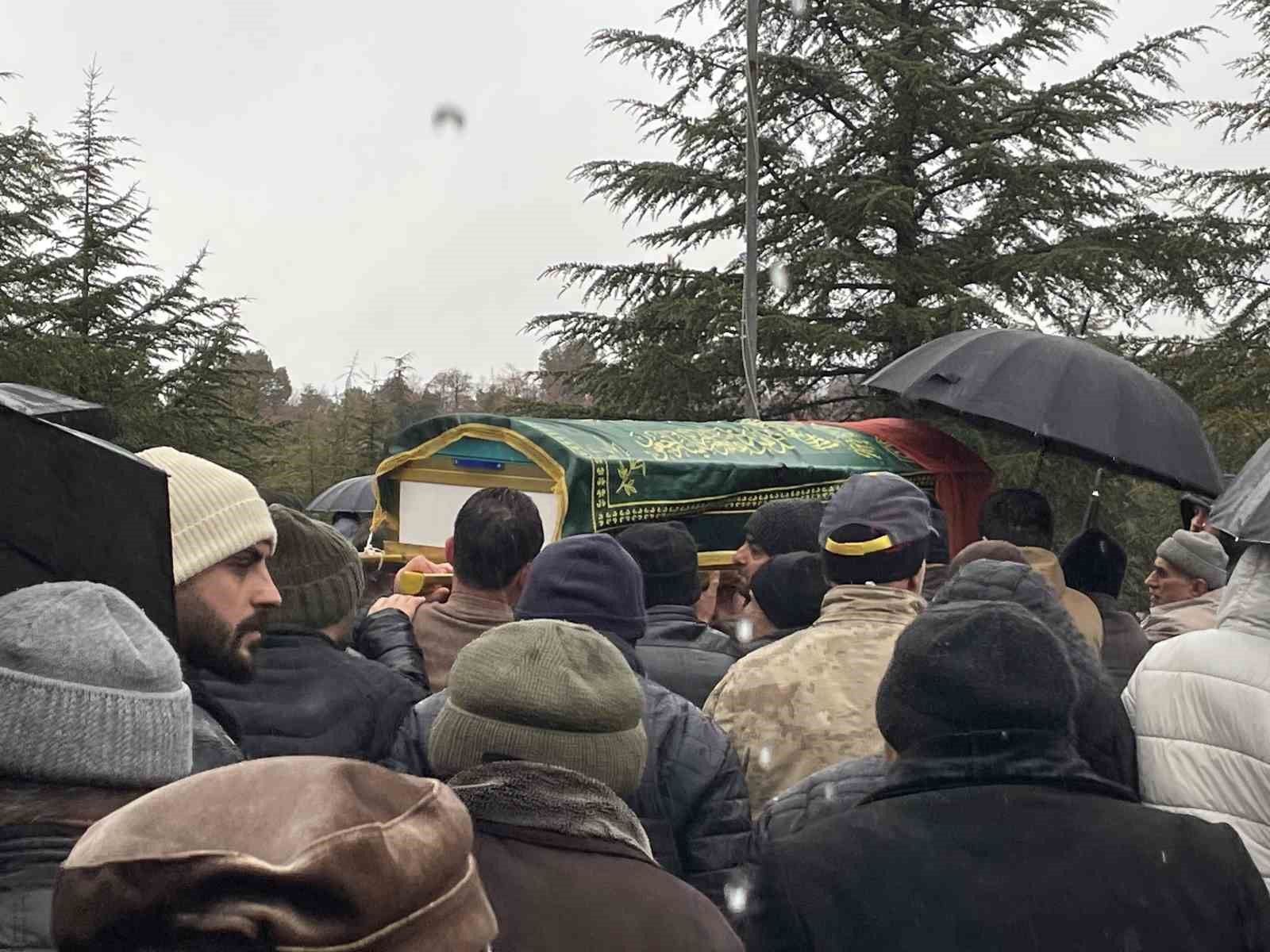 Aile ziyareti dönüşünde kazada ölen anne ve kızı yan yana defnedildi
