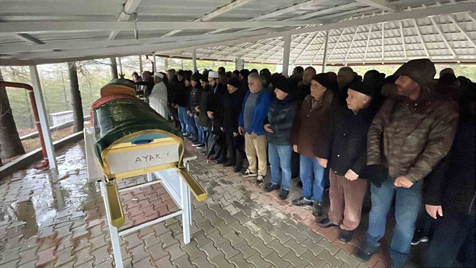 Aile ziyareti dönüşünde kazada ölen anne ve kızı yan yana defnedildi
