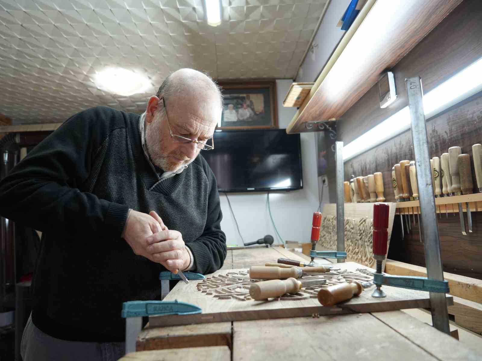 Ailesinin asırlık sanatını evinin kilerinde yaşatıyor: Ayetleri ahşaba ilmek ilmek işliyor
