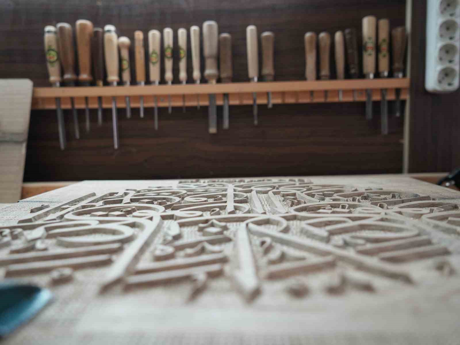 Ailesinin asırlık sanatını evinin kilerinde yaşatıyor: Ayetleri ahşaba ilmek ilmek işliyor
