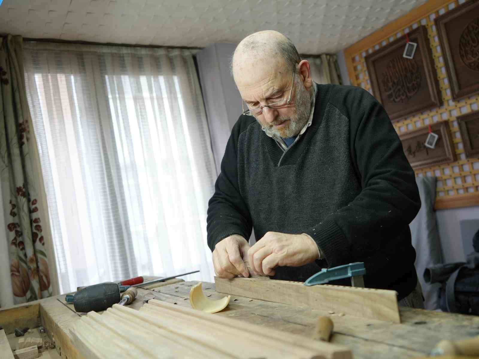 Ailesinin asırlık sanatını evinin kilerinde yaşatıyor: Ayetleri ahşaba ilmek ilmek işliyor
