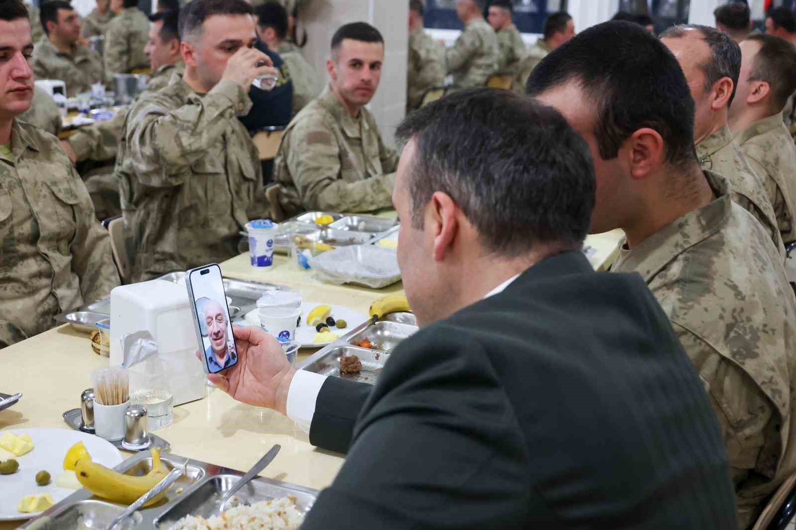 Ailesiyle görüntülü konuşan Mehmetçik duygu dolu anlar yaşadı
