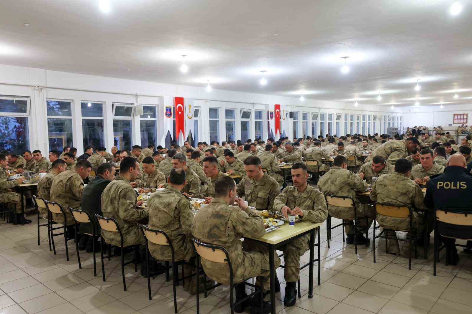 Ailesiyle görüntülü konuşan Mehmetçik duygu dolu anlar yaşadı
