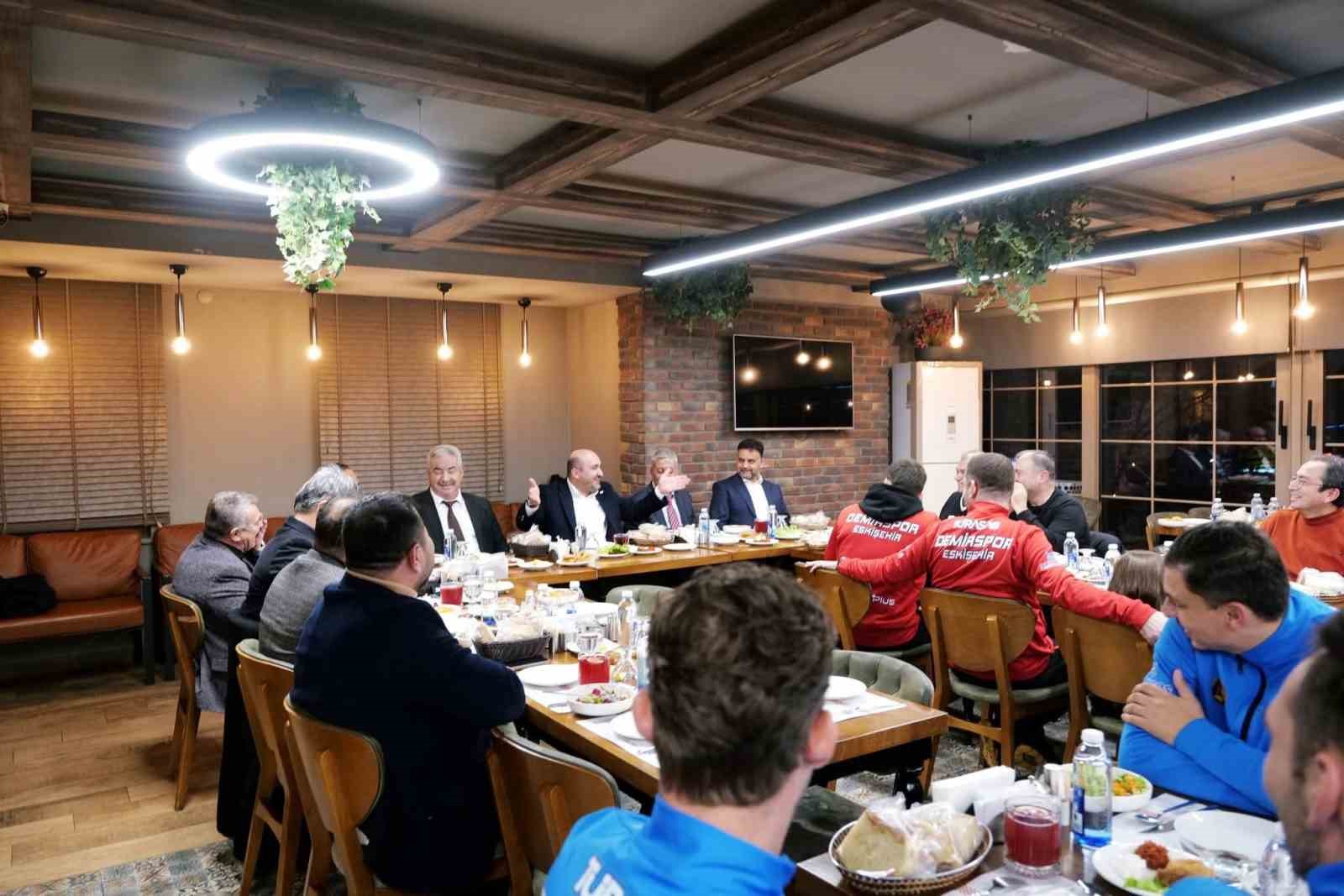 AK Parti Eskişehir İl Başkanı Albayrak’tan Demirspor’a moral yemeği
