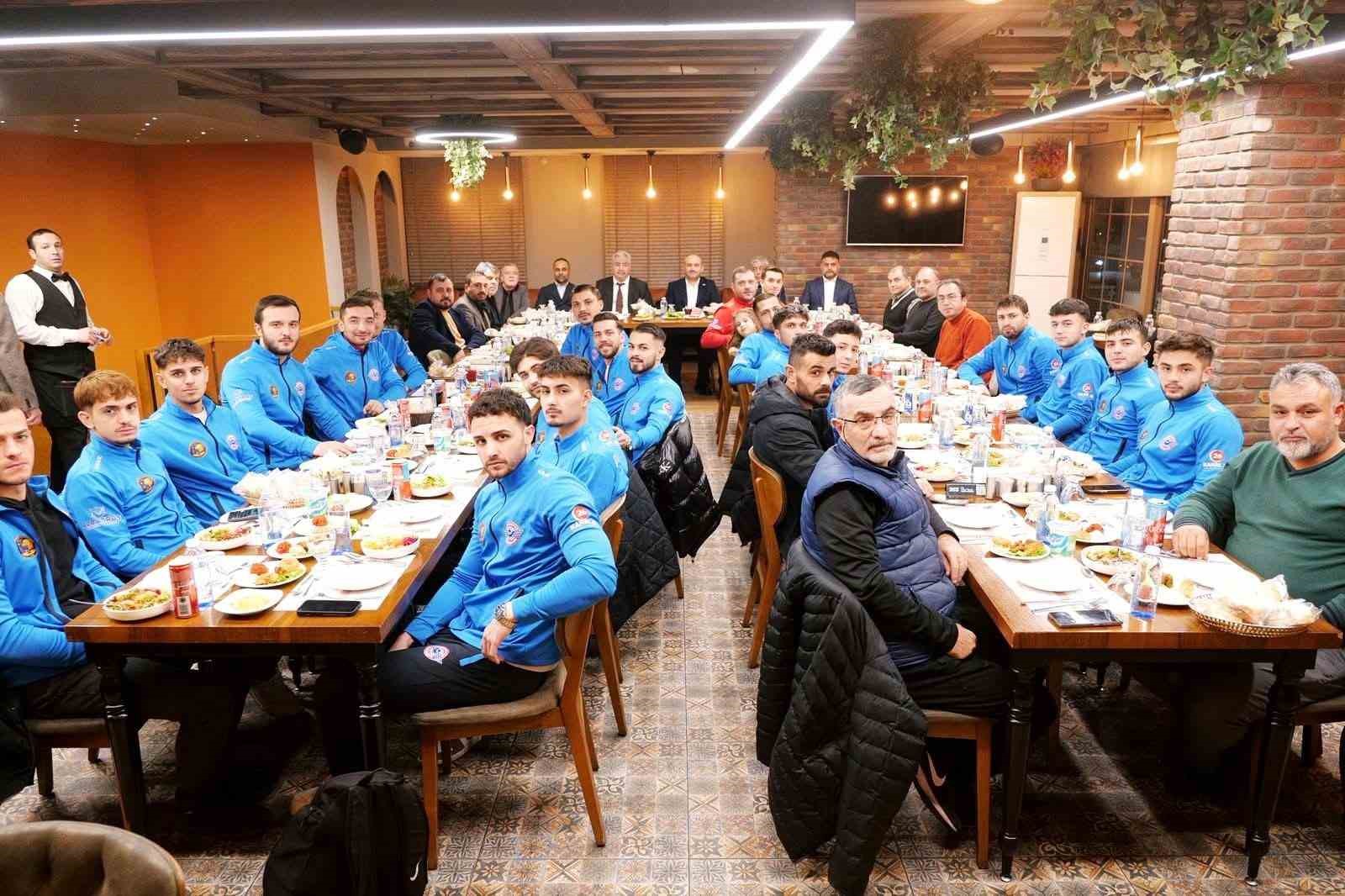 AK Parti Eskişehir İl Başkanı Albayrak’tan Demirspor’a moral yemeği
