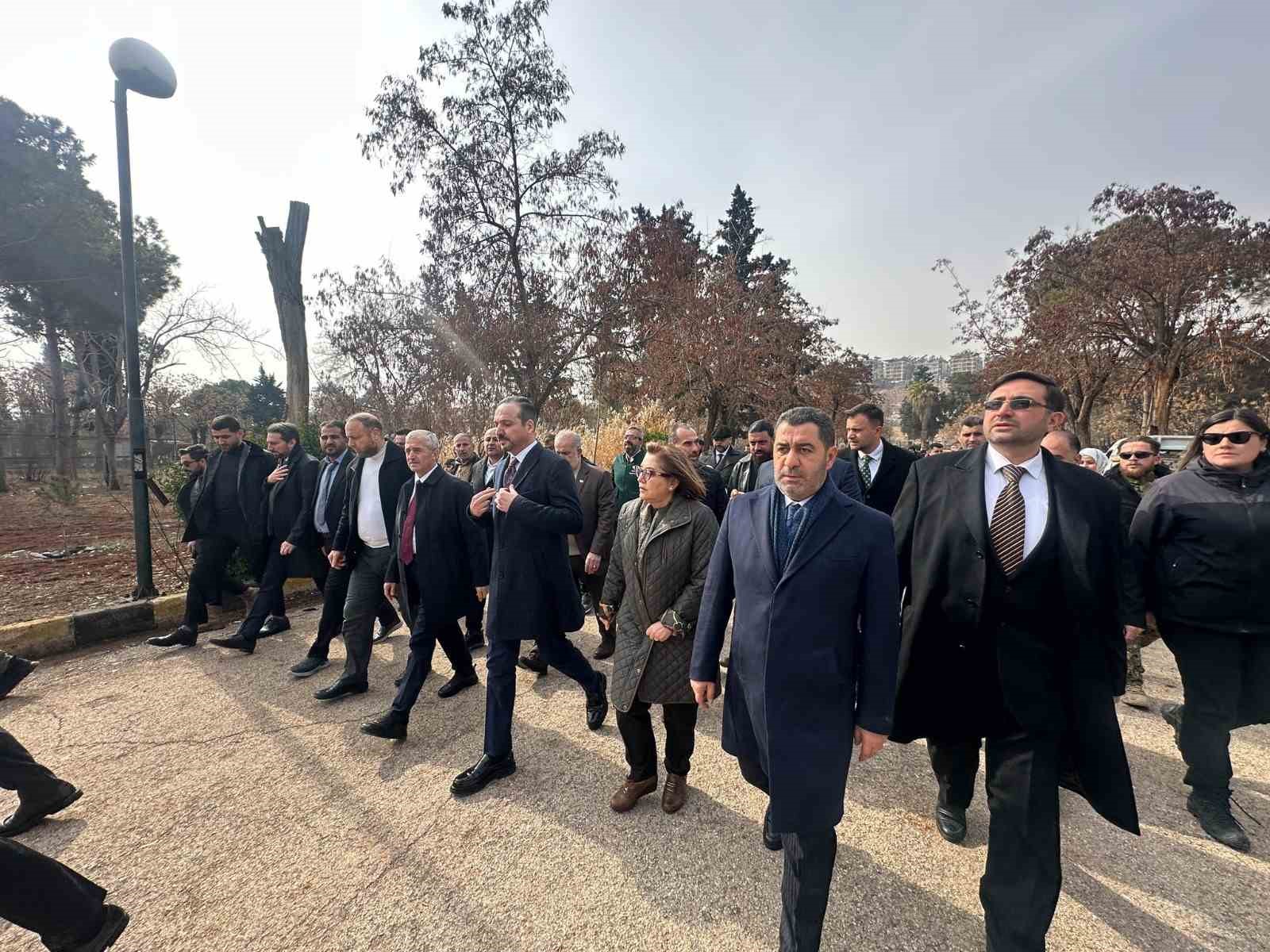 AK Parti Gaziantep Milletvekili Bünyamin Bozgeyik: "Halep huzura koşuyor"
AK Parti Gaziantep Milletvekili Bünyamin Bozgeyik: "Halep huzura koşuyor"