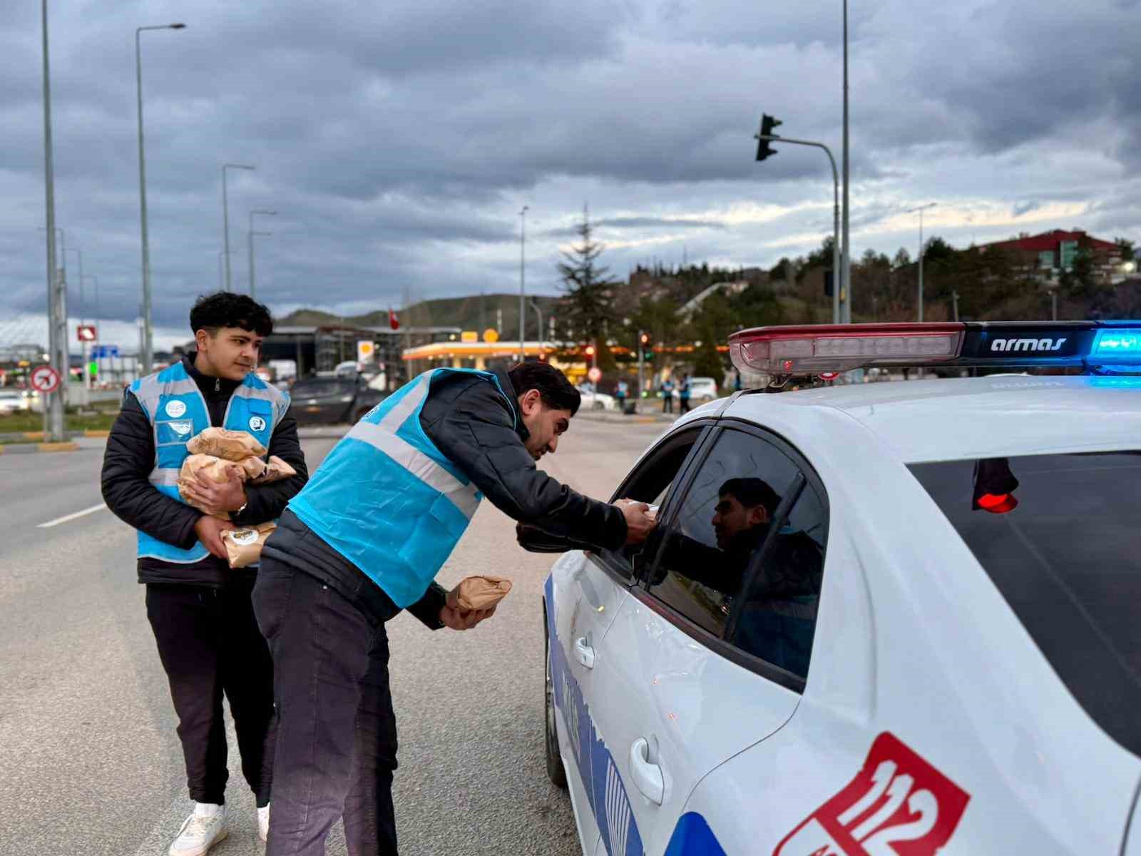 AK Parti Gençlik Kollarının "İftara 5 Kala" geleneği sürüyor
AK Parti Gençlik Kollarının "İftara 5 Kala" geleneği sürüyor