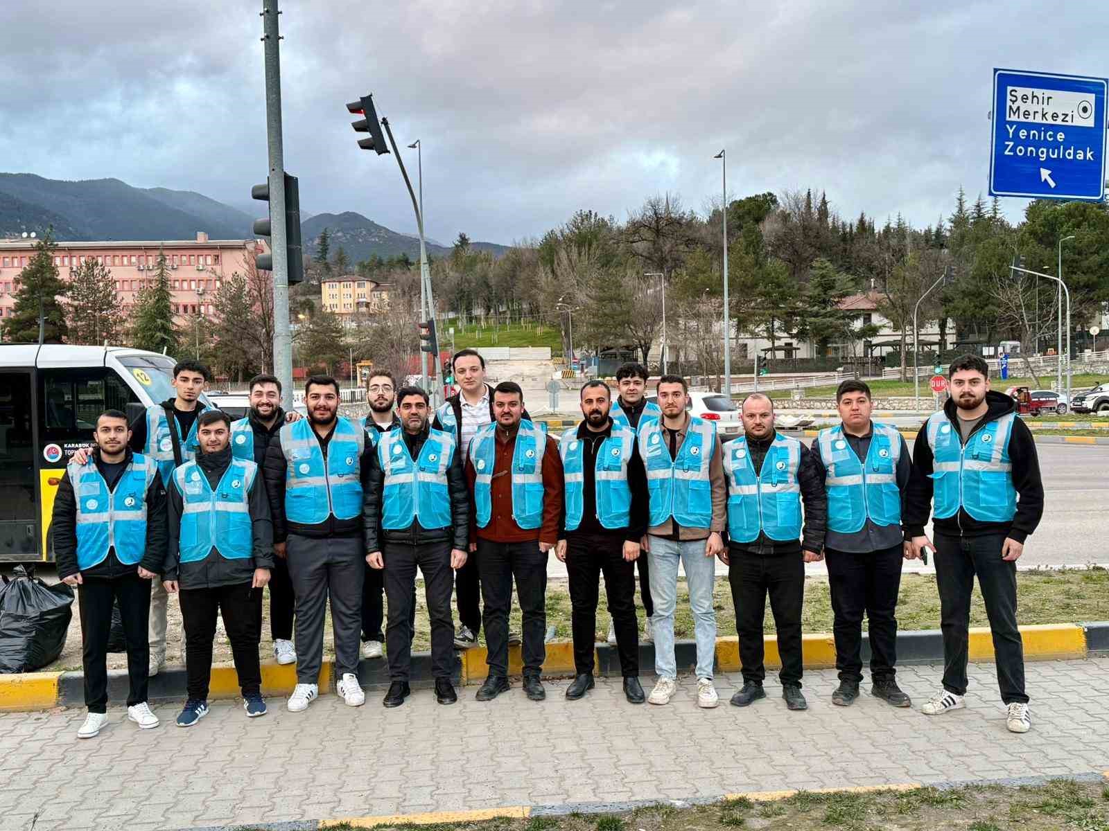 AK Parti Gençlik Kollarının "İftara 5 Kala" geleneği sürüyor
AK Parti Gençlik Kollarının "İftara 5 Kala" geleneği sürüyor