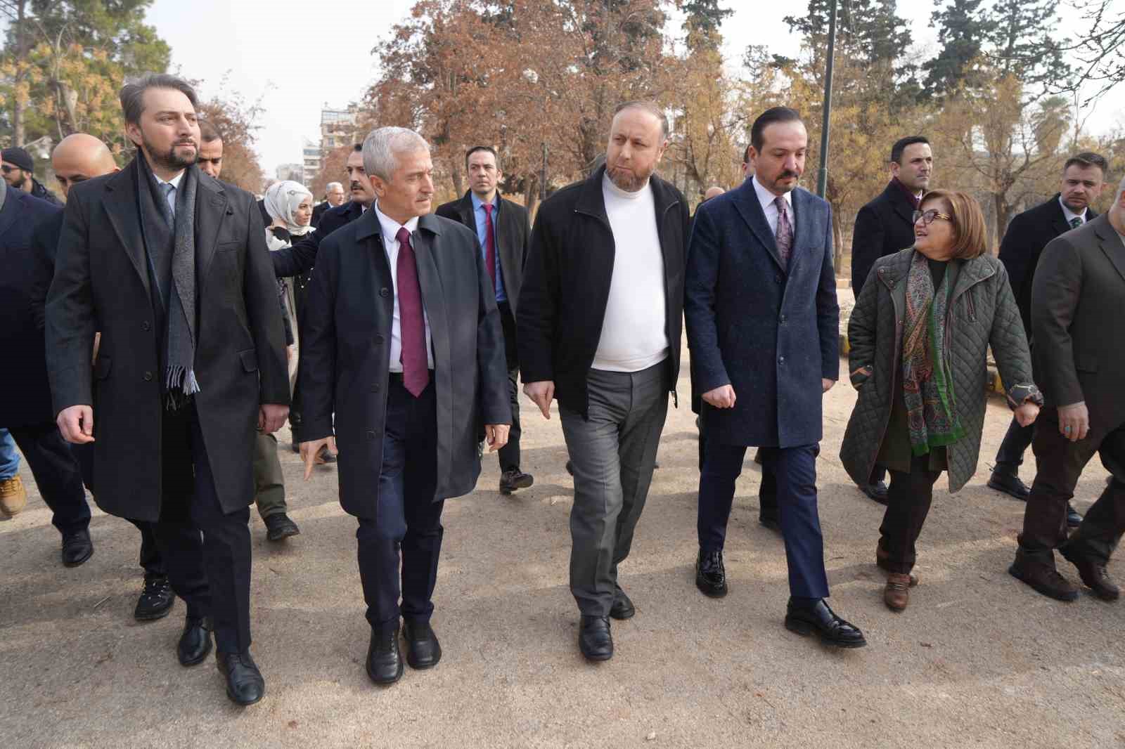 AK Parti Genel Başkan Yardımcısı Zorlu’dan Halep Valiliğine ziyaret
AK Parti Genel Başkan Yardımcısı Zorlu’dan Halep Valiliğine ziyaret