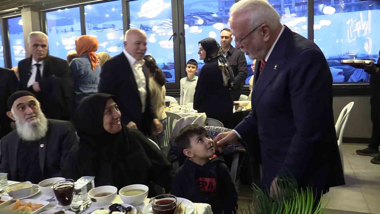 AK Parti Genel Başkanvekili Mustafa Elitaş, Erzurum’da şehit ve gazi aileleri ile iftar yemeğinde bir ayaya geldi
