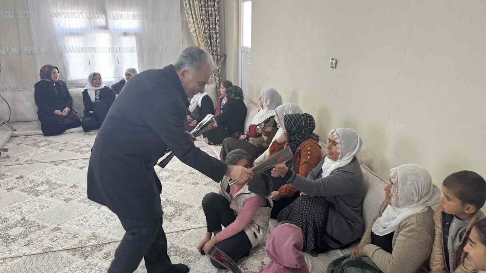 AK Parti heyeti Çınar’da Kadınlar Gününü kutladı
