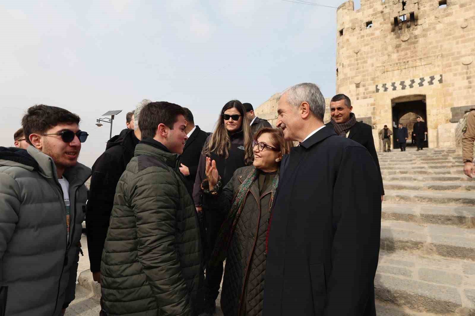 AK Parti heyetinden Halep’e çıkartma
AK Parti heyetinden Halep’e çıkartma
