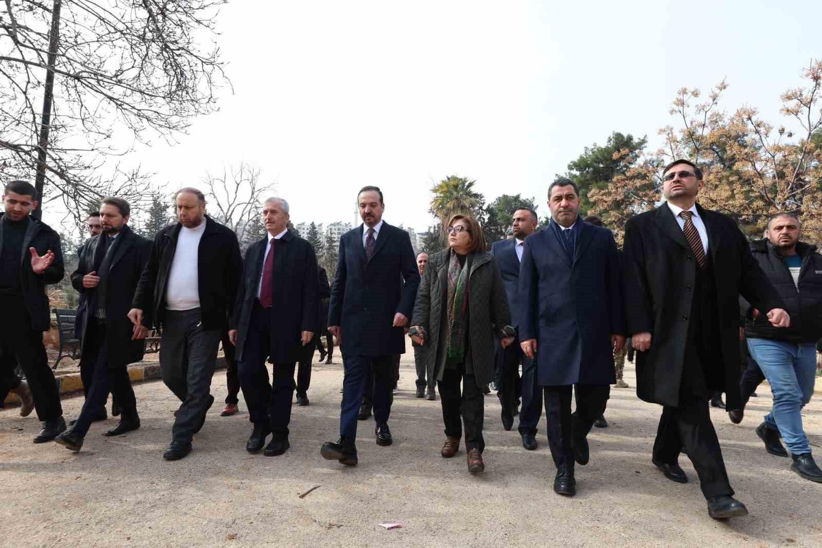 AK Parti heyetinden Halep’e çıkartma
AK Parti heyetinden Halep’e çıkartma