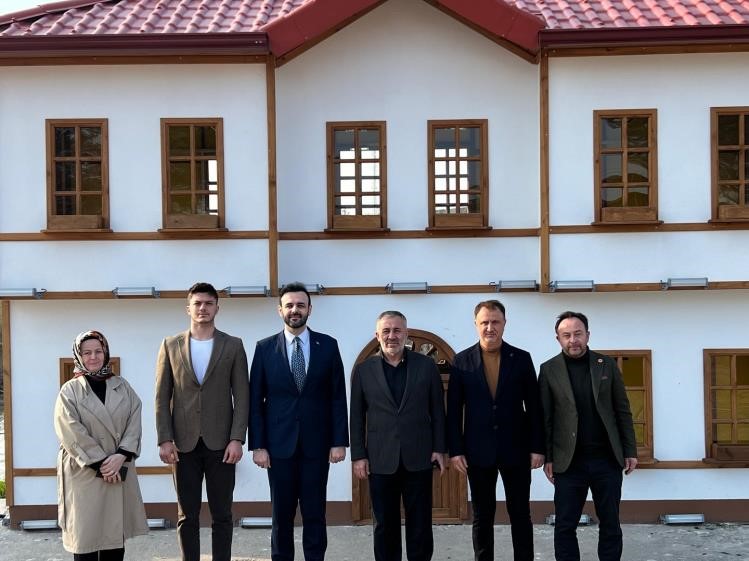 AK Parti heyetinden şehit ailesine ziyaret
