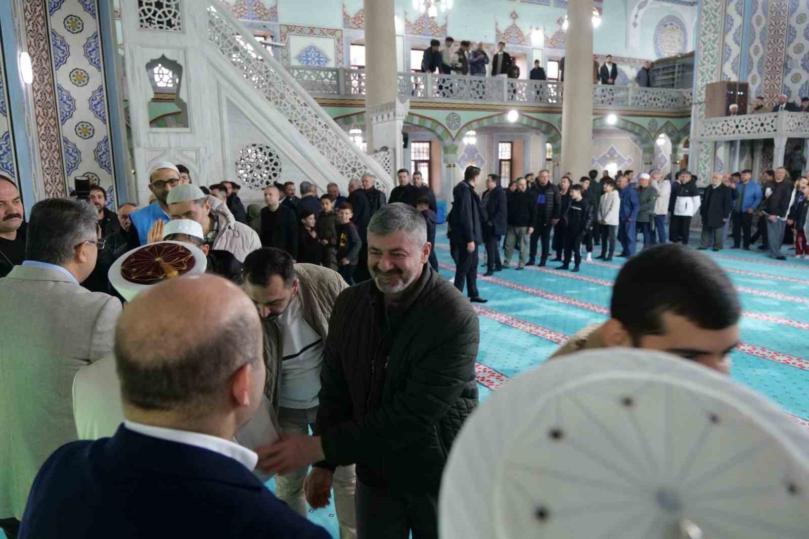 AK Parti İl Başkanı Gürhan Albayrak, Reşadiye Camii’nde vatandaşlarla bayramlaştı
