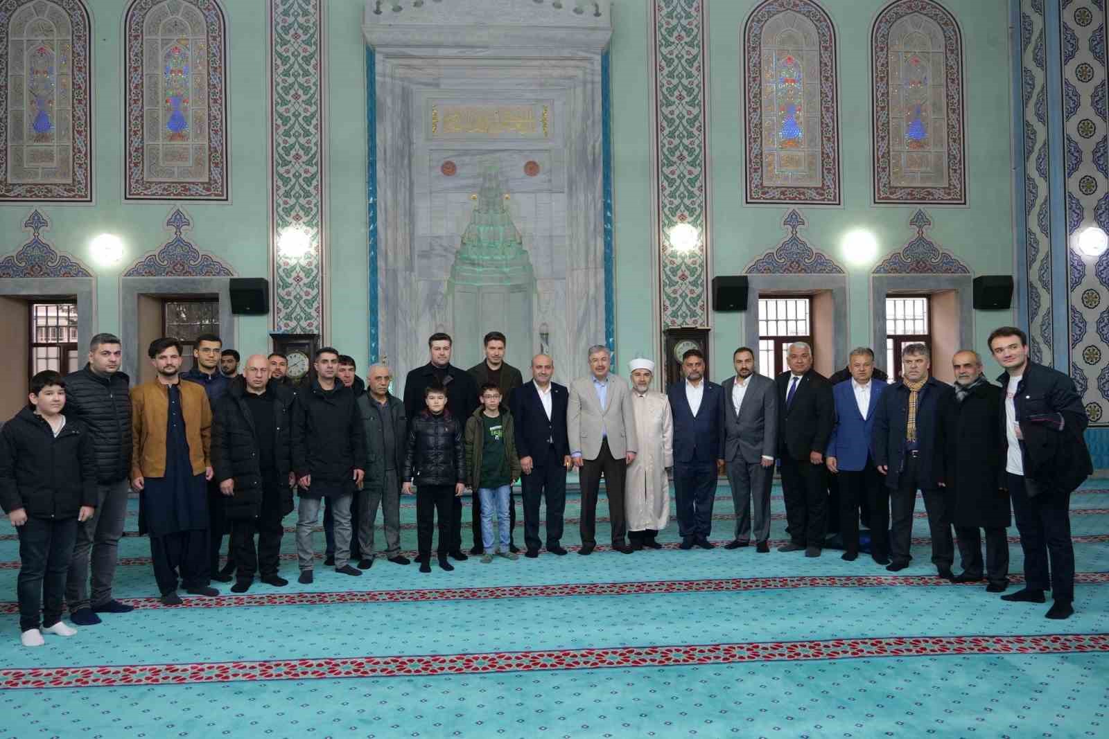 AK Parti İl Başkanı Gürhan Albayrak, Reşadiye Camii’nde vatandaşlarla bayramlaştı
