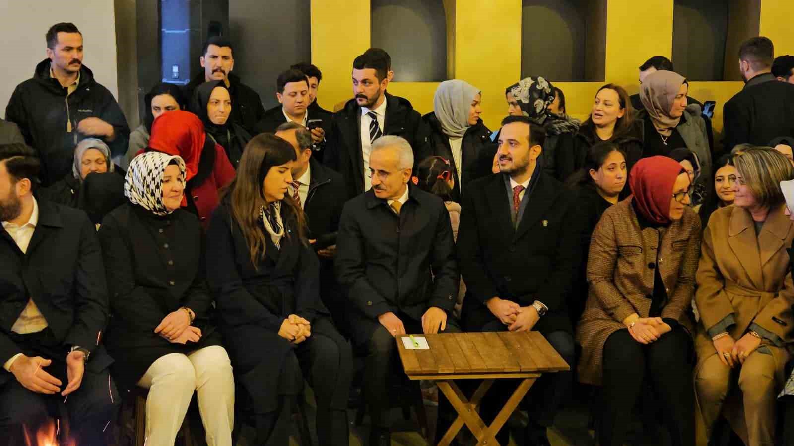 AK Parti İstanbul Milletvekili Derya Ayaydın’dan, gençlere milli futbolcuyla sürpriz ziyaret
