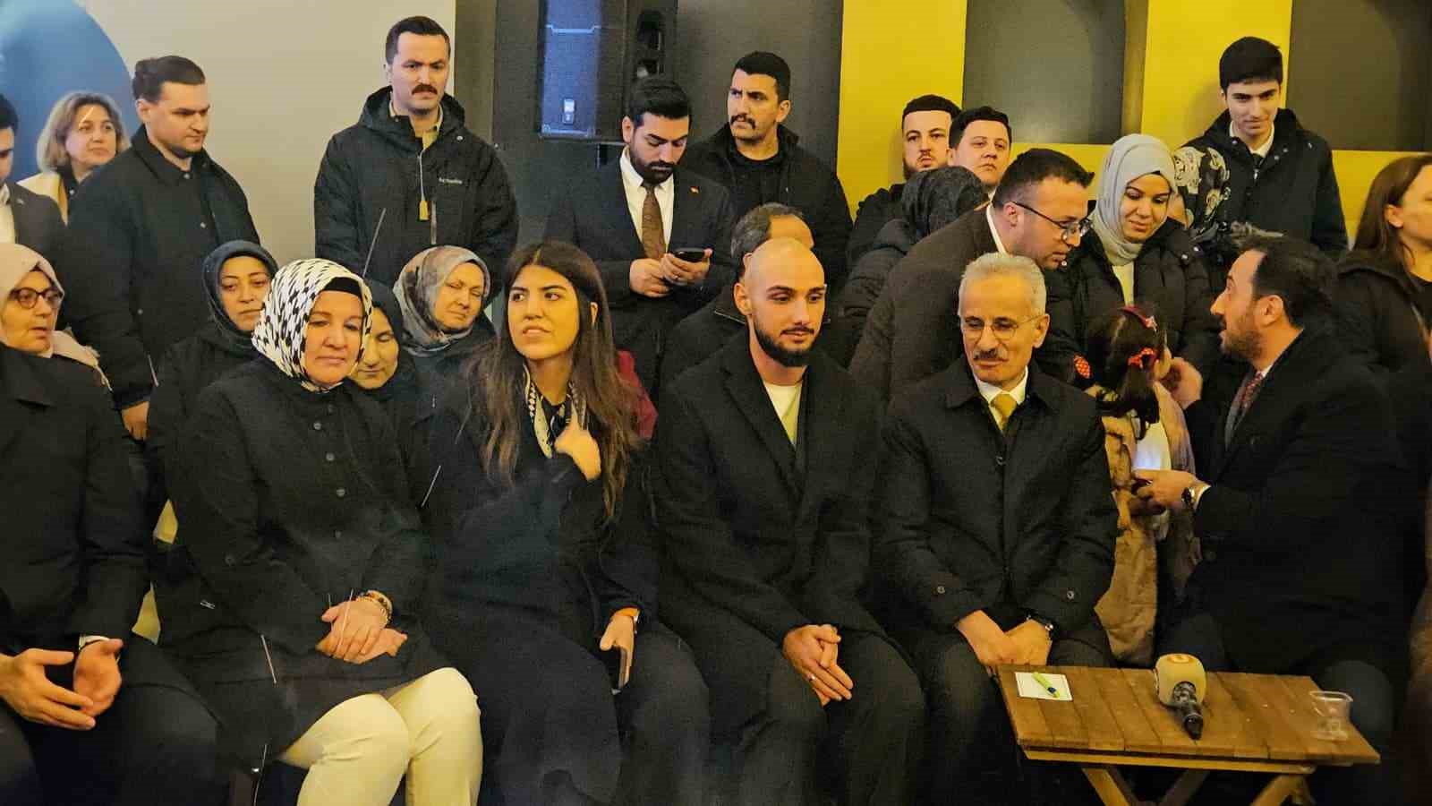 AK Parti İstanbul Milletvekili Derya Ayaydın’dan, gençlere milli futbolcuyla sürpriz ziyaret
