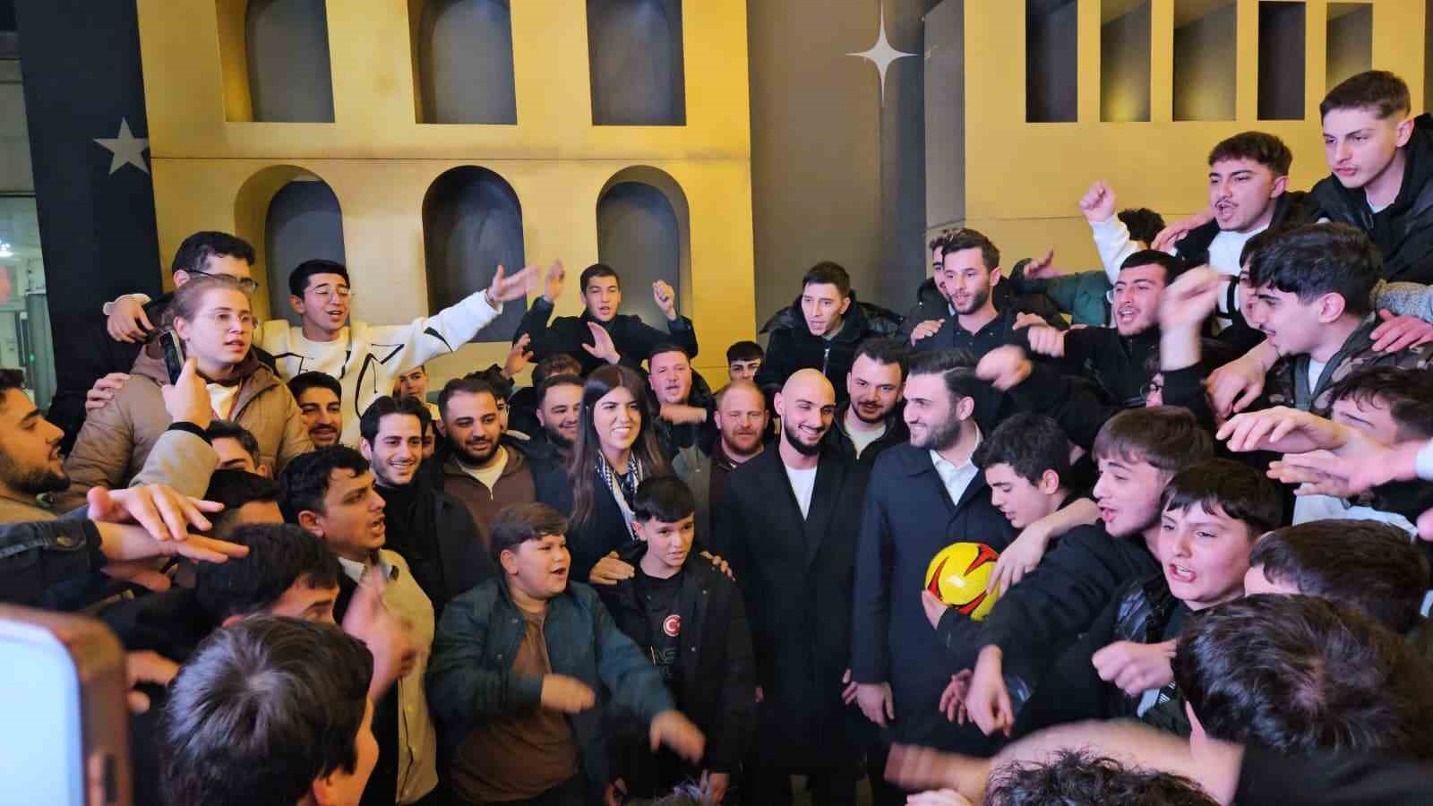 AK Parti İstanbul Milletvekili Derya Ayaydın’dan, gençlere milli futbolcuyla sürpriz ziyaret
