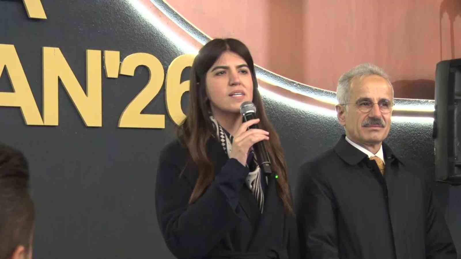 AK Parti İstanbul Milletvekili Derya Ayaydın’dan, gençlere milli futbolcuyla sürpriz ziyaret
