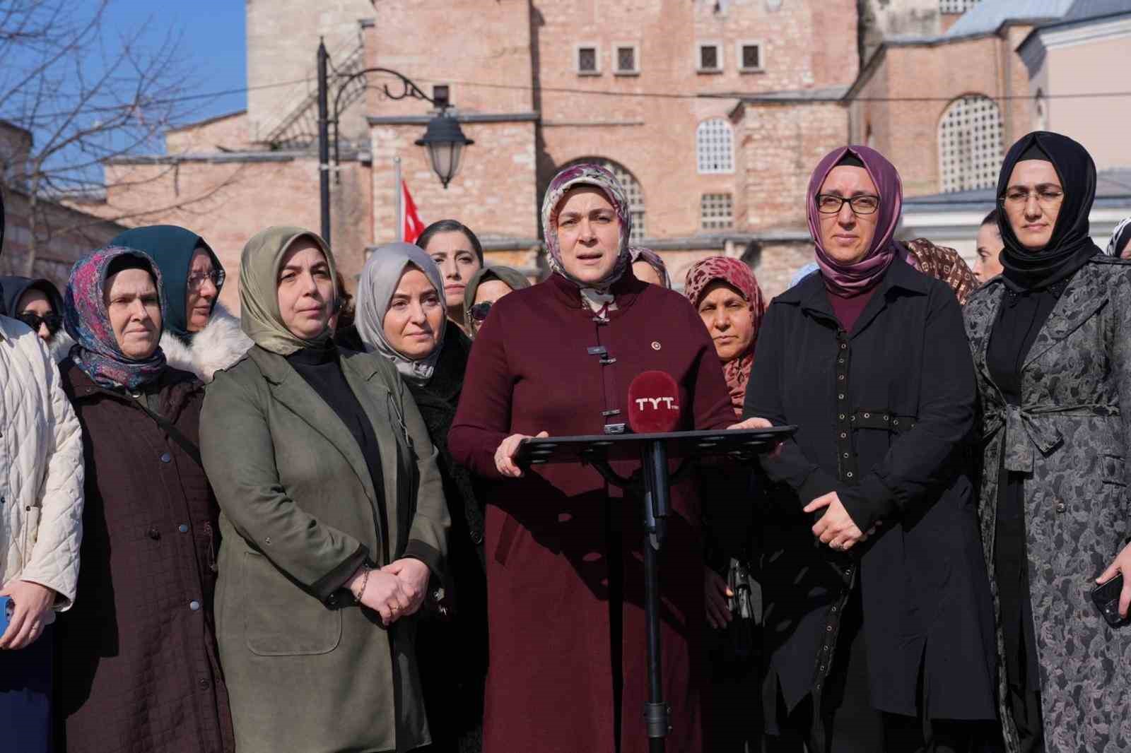 AK Parti Kadın Kolları’nın 300 bini aşkın hatminin duası Ayasofya’da yapıldı
AK Parti Kadın Kolları’nın 300 bini aşkın hatminin duası Ayasofya’da yapıldı