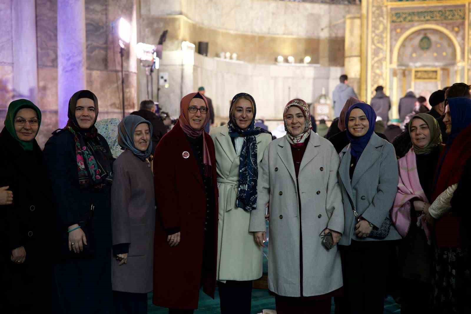 AK Parti Kadın Kolları’nın 300 bini aşkın hatminin duası Ayasofya’da yapıldı
AK Parti Kadın Kolları’nın 300 bini aşkın hatminin duası Ayasofya’da yapıldı