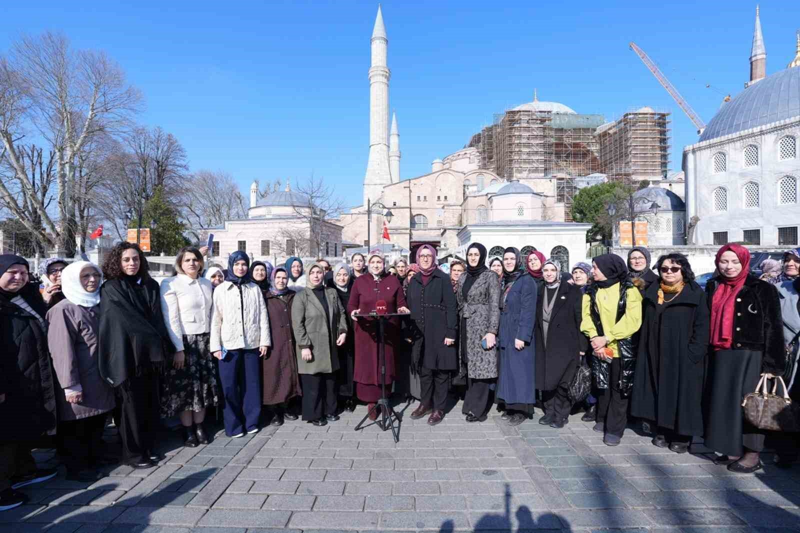 AK Parti Kadın Kolları’nın 300 bini aşkın hatminin duası Ayasofya’da yapıldı
AK Parti Kadın Kolları’nın 300 bini aşkın hatminin duası Ayasofya’da yapıldı