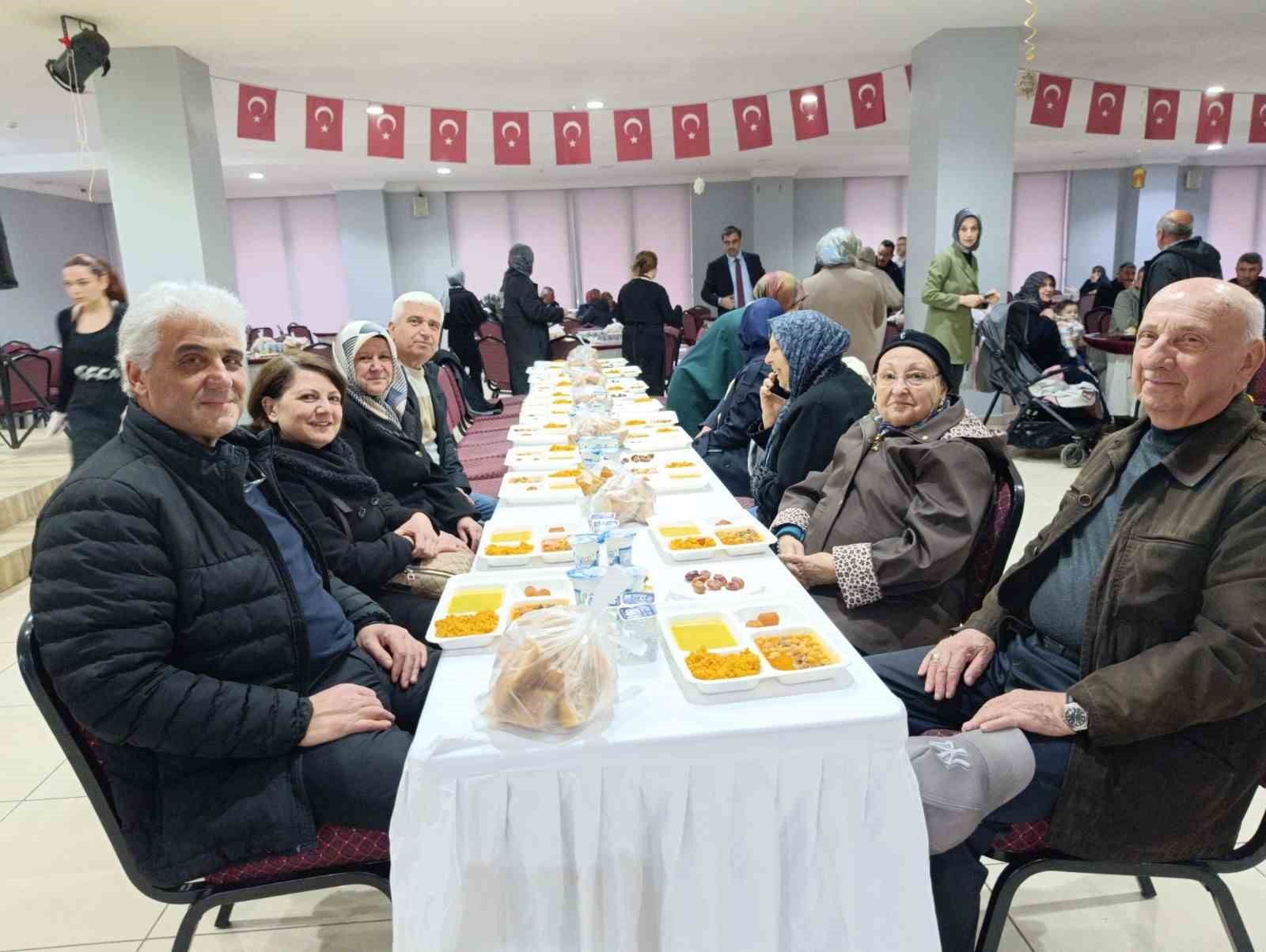 AK Parti Pazaryeri teşkilatı iftarda buluştu
AK Parti Pazaryeri teşkilatı iftarda buluştu