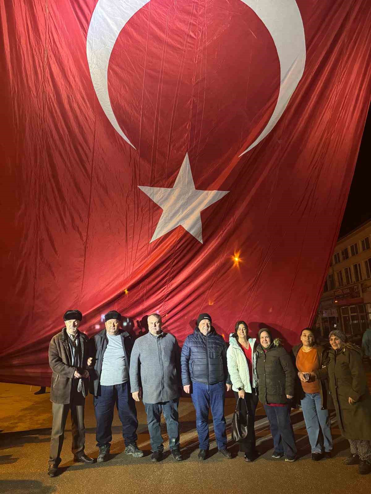 AK Parti ve MHP’den Türk bayrağına destek etkinliği
