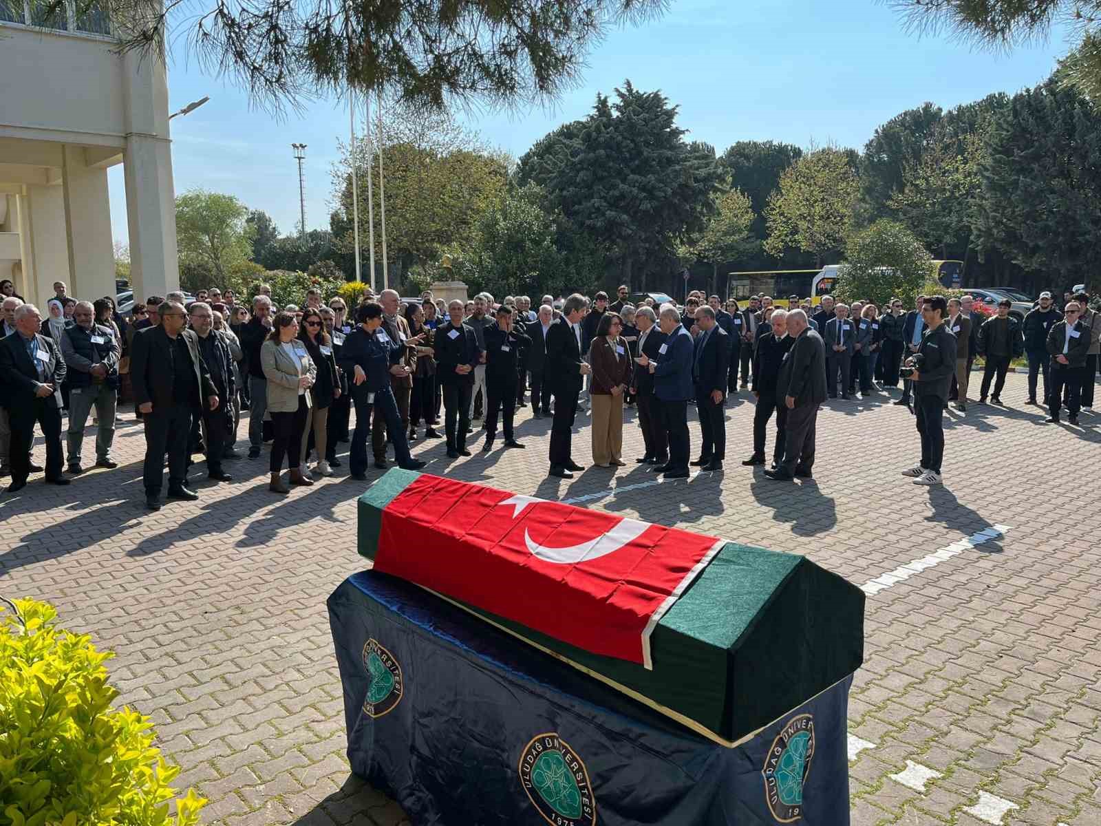 Akademisyen Doğan Yavaş, fakültesi önünden dualarla uğurlandı
