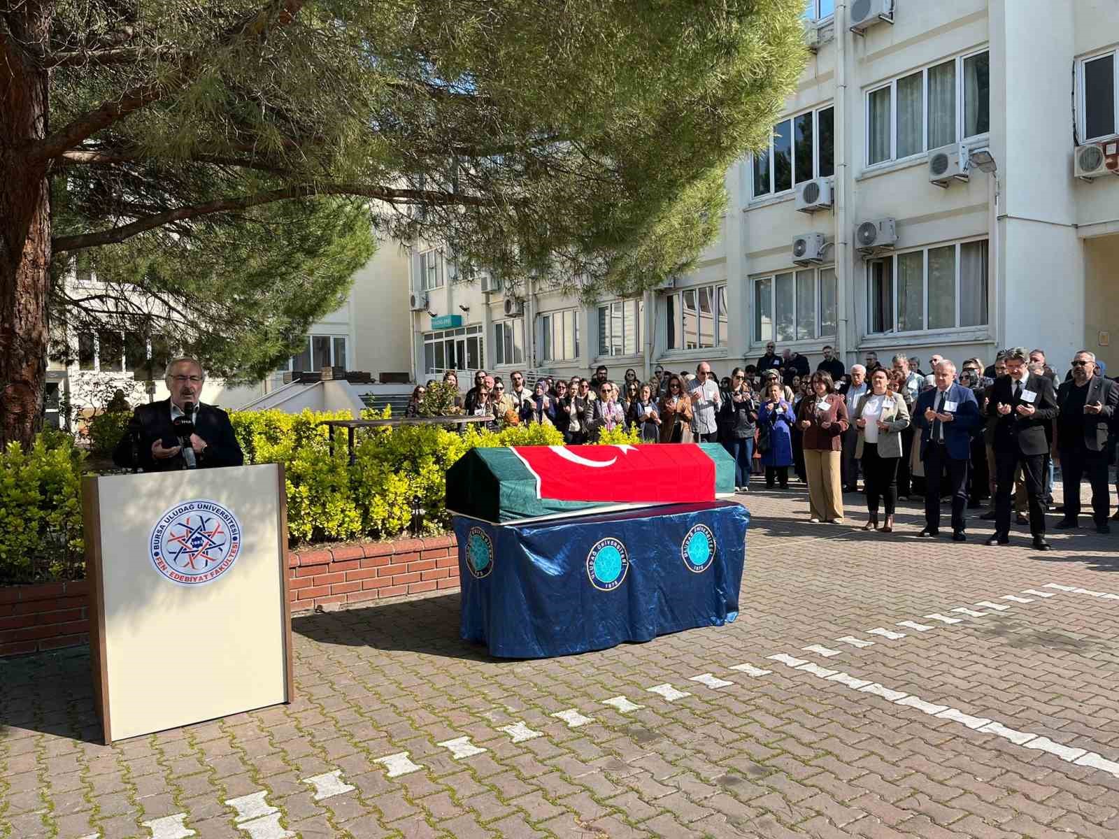 Akademisyen Doğan Yavaş, fakültesi önünden dualarla uğurlandı
