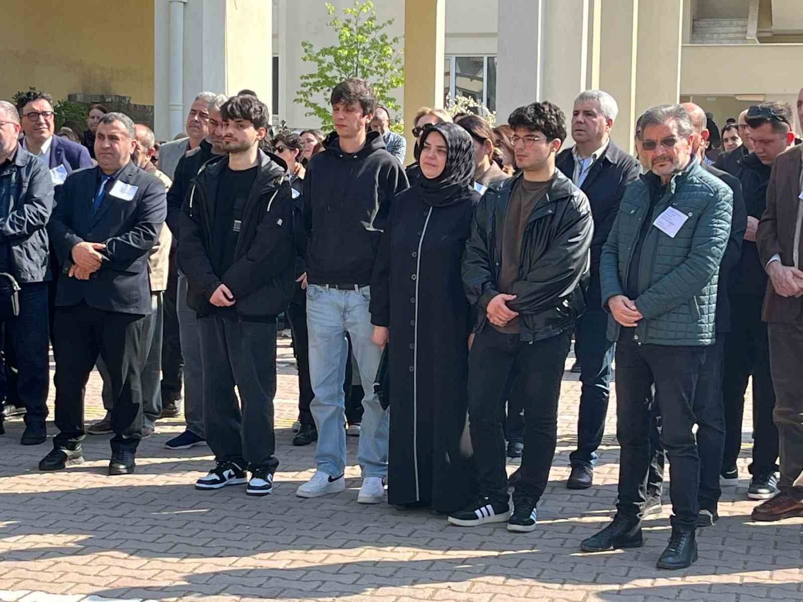 Akademisyen Doğan Yavaş, fakültesi önünden dualarla uğurlandı
