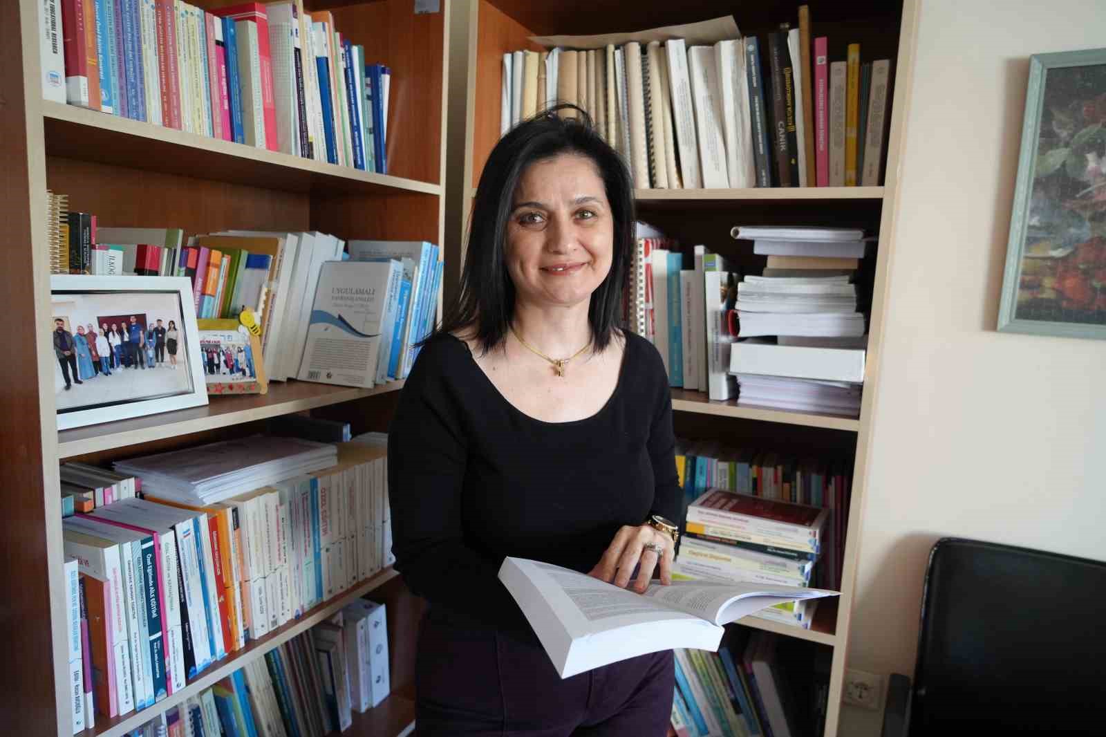 Akademisyenin yürüttüğü özel eğitimde bilimsel müdahale araştırmaları, öğretmenlere yol gösteriyor
Akademisyenin yürüttüğü özel eğitimde bilimsel müdahale araştırmaları, öğretmenlere yol gösteriyor