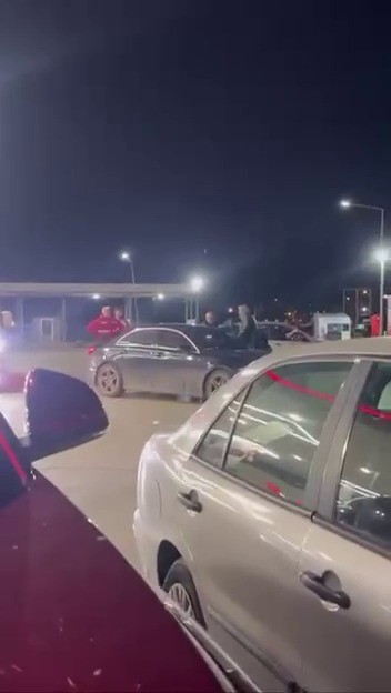 Akaryakıt istasyonunu boks ringine çevirdiler
