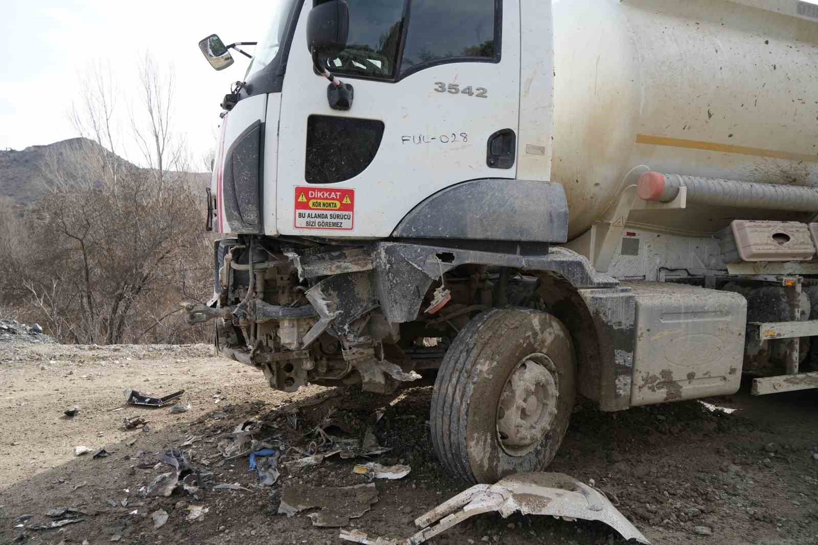 Akaryakıt tankeri ile çarpışan kamyonet hurdaya döndü: 3 yaralı
