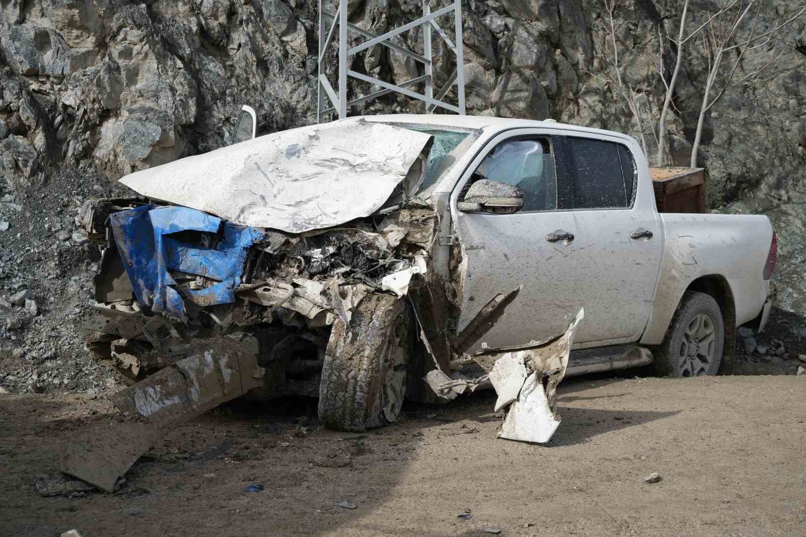 Akaryakıt tankeri ile çarpışan kamyonet hurdaya döndü: 3 yaralı
