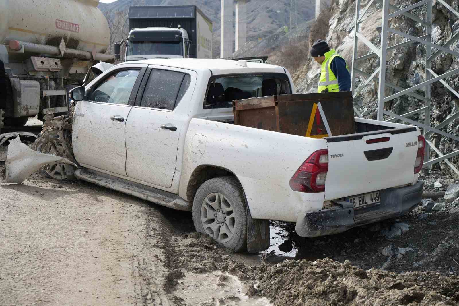 Akaryakıt tankeri ile çarpışan kamyonet hurdaya döndü: 3 yaralı
